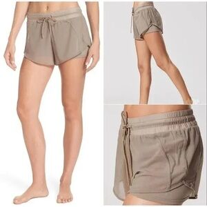 🤎 Alo Yoga Shorts w/ Side Pockets – Size S